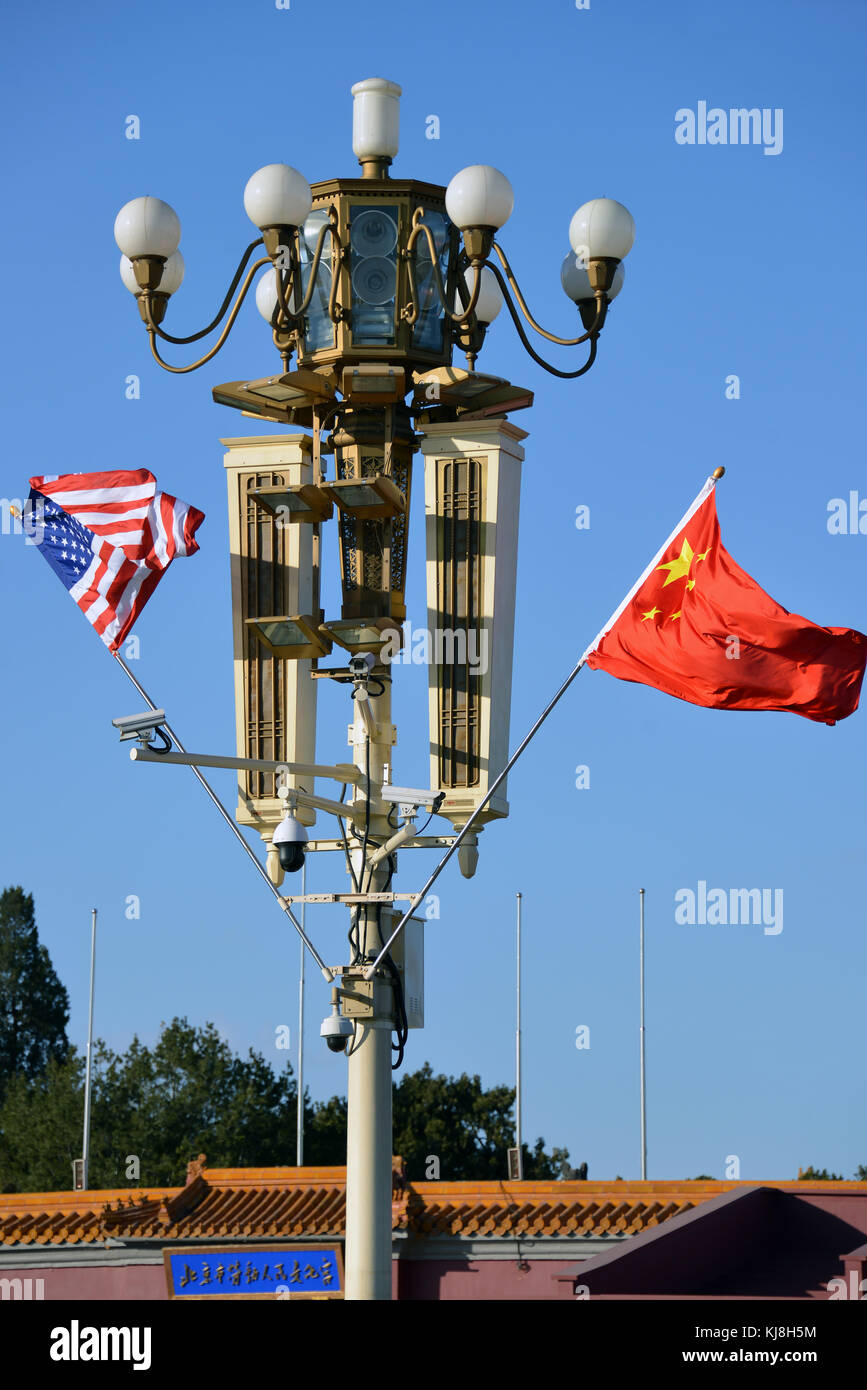 Shanghai, Cina - 9 novembre 2017: Le bandiere STATUNITENSI e cinesi sono esposte al di fuori della città Proibita sono per la visita di Stato Plus del presidente Donald T. Foto Stock