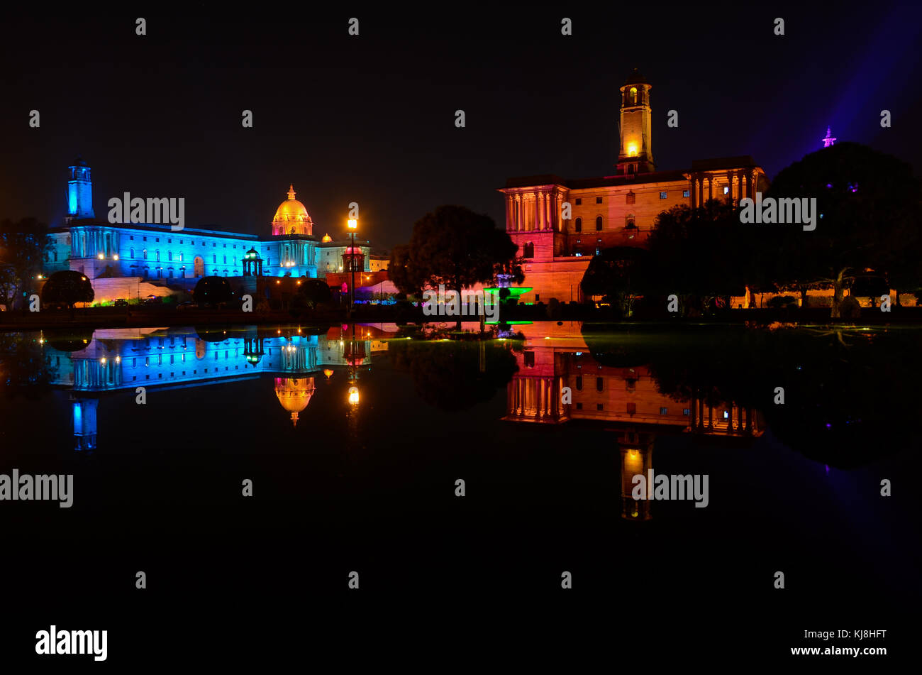 Segretariato edifici illuminato di luci colorate durante le ore notturne a New Delhi, in India. Foto Stock