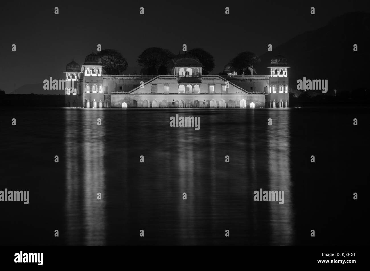 Una vista della Jal Mahal, una famosa meta turistica nella città di Jaipur, nello stato del Rajasthan in India. Foto Stock