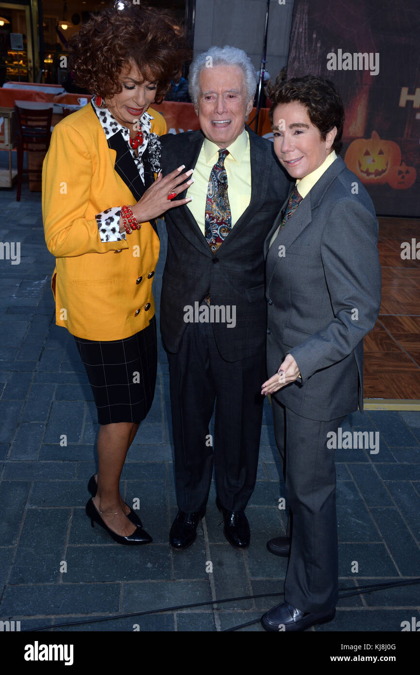 NEW YORK, NY - OTTOBRE 31: Tamron Hall, Willie Geist, al Roker, Regis Philbin, Kathie Lee Gifford, Hoda Kotbe e Carson Daly, assistono in costume al "Today" Halloween della NBC al Rockefeller Plaza il 31 ottobre 2016 a New York. Hoda Kotbe nel ruolo di Kathie Lee Gifford, Hoda Kotbe nel ruolo di Kathie Lee Gifford, Regis Philbin Foto Stock