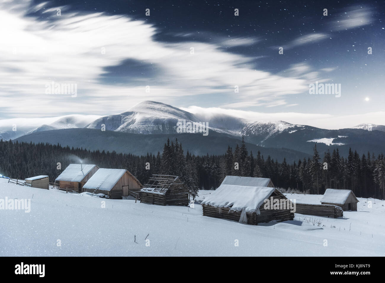 Paesaggio notturno incandescente dalla via lattea Foto Stock