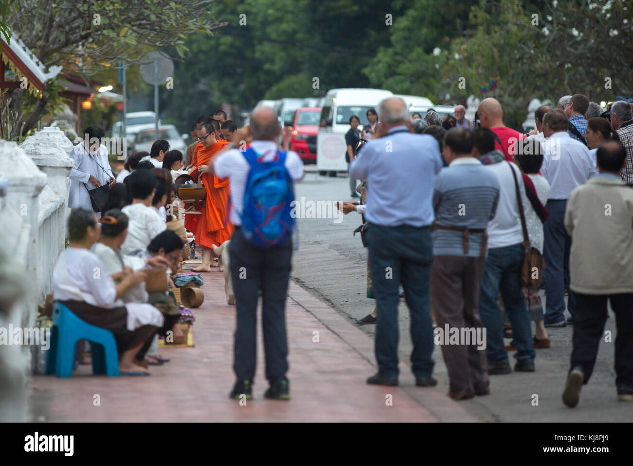 Luang Prabang, Laos - 19 novembre 2017: I toristi scattano foto dei monaci buddisti sulle elemosine tradizionali che danno ogni giorno a Luang Prabang, Laos. Foto Stock