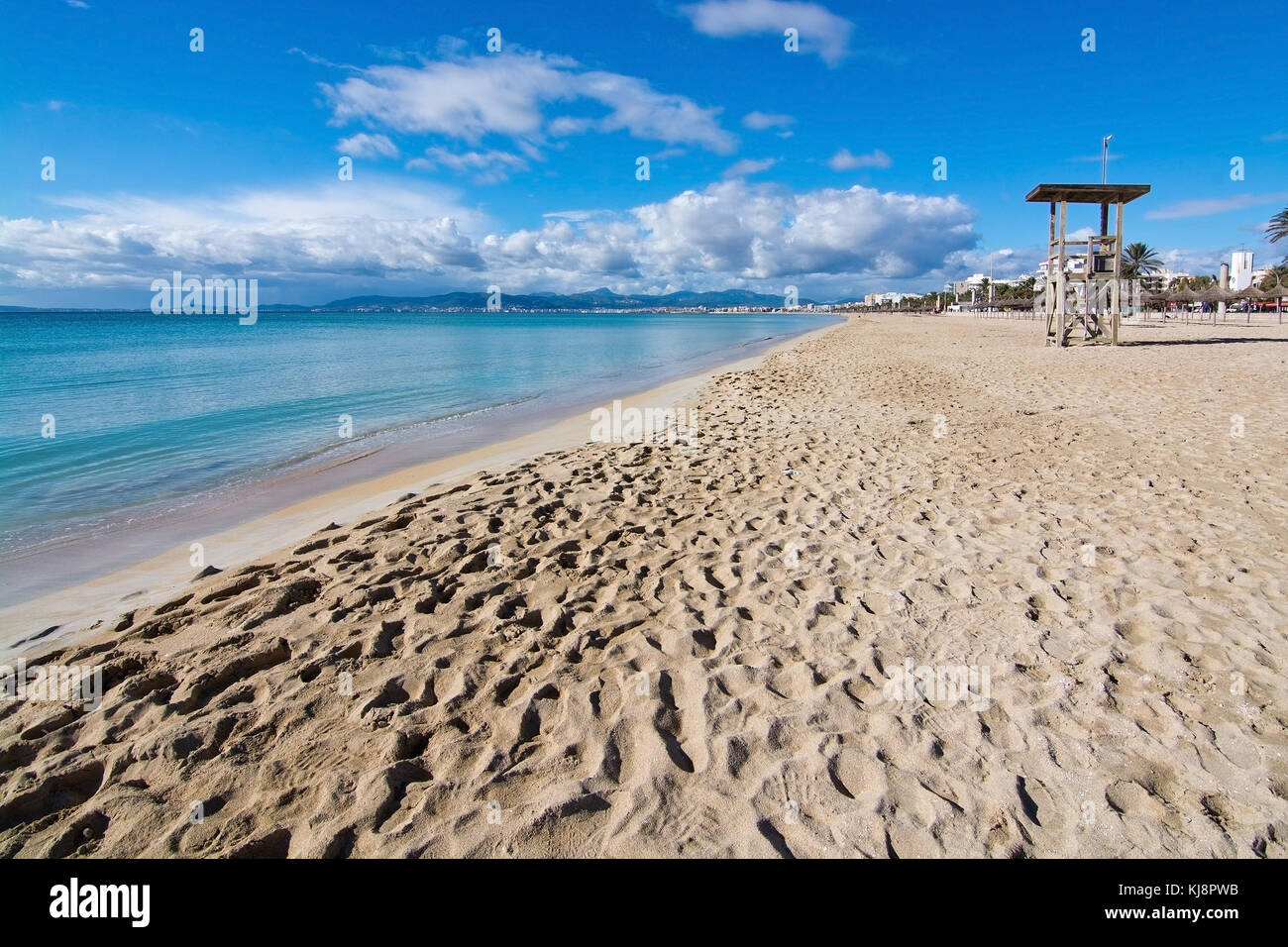 Maiorca, isole Baleari, Spagna - 9 novembre 2017: spiaggia playa de palma e Verde oceano turchese acqua in una giornata di sole il 9 novembre 2017 in mallor Foto Stock