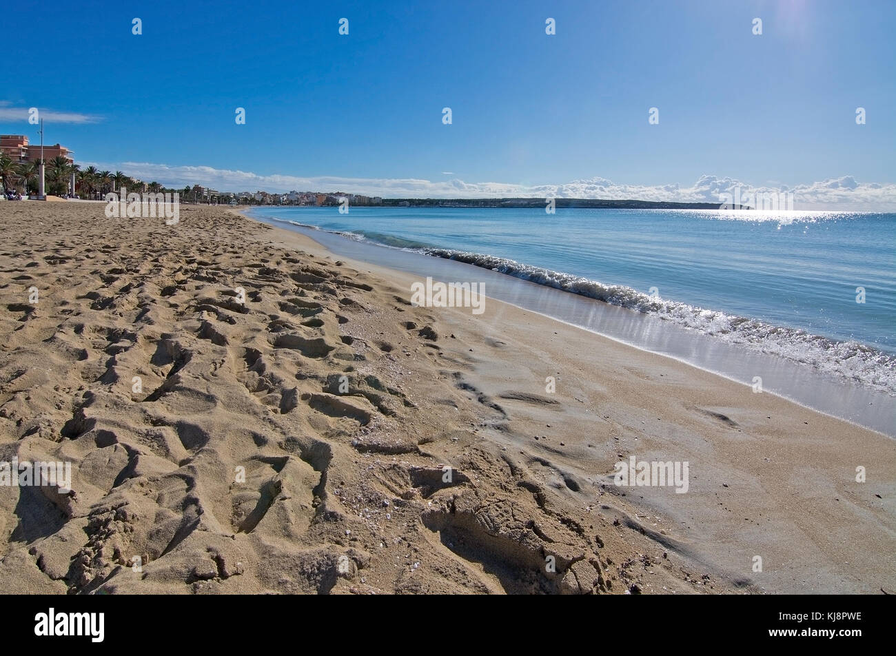 Maiorca, isole Baleari, Spagna - 9 novembre 2017: spiaggia playa de palma e Verde oceano turchese acqua in una giornata di sole il 9 novembre 2017 in mallor Foto Stock