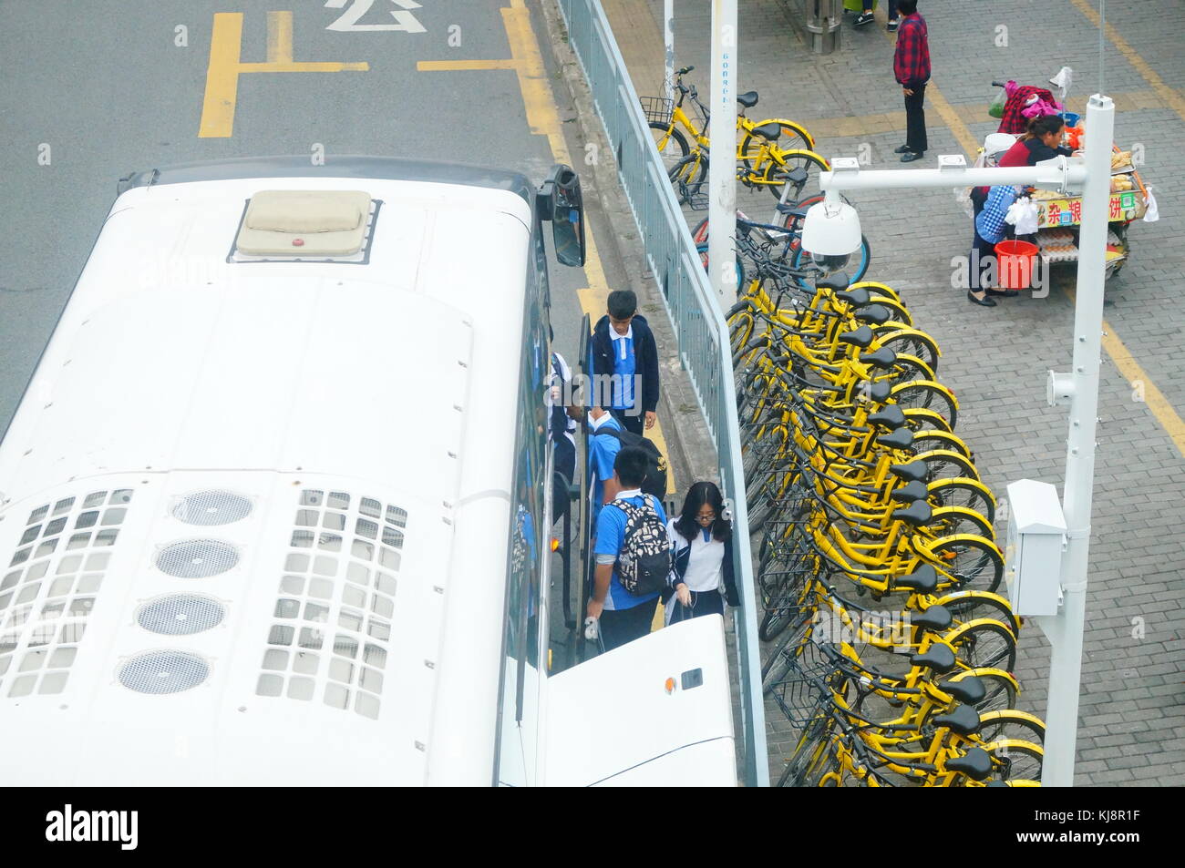 La domenica pomeriggio, senior high school gli studenti sono tornati a scuola in precedenza e ha iniziato una nuova settimana di studio, prendendo un autobus unificata. in shenzhen, Cina. Foto Stock