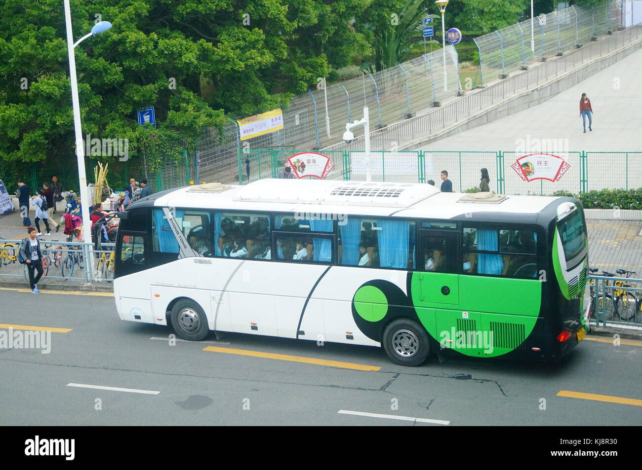 La domenica pomeriggio, senior high school gli studenti sono tornati a scuola in precedenza e ha iniziato una nuova settimana di studio, prendendo un autobus unificata. in shenzhen, Cina. Foto Stock