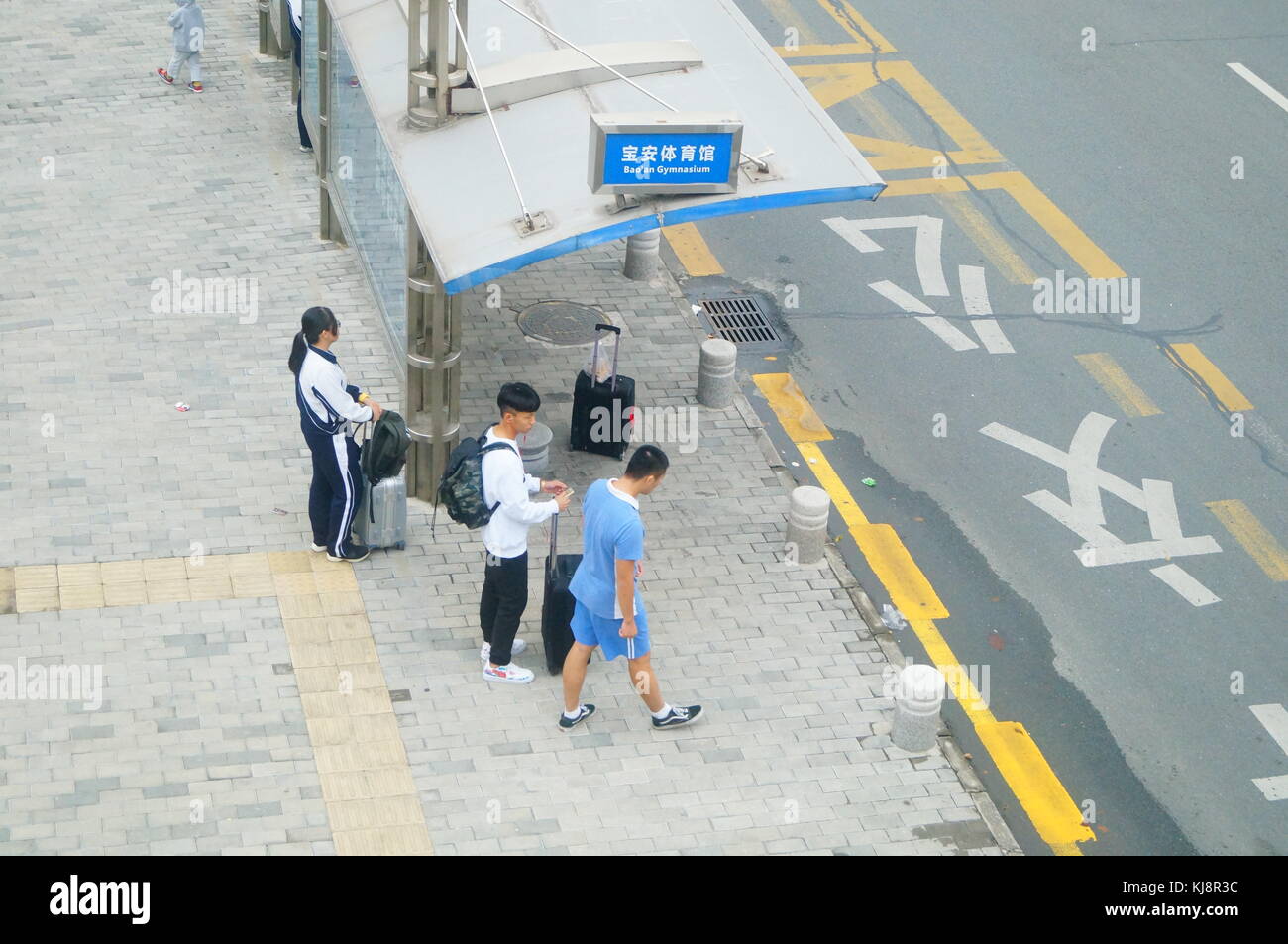 La domenica pomeriggio, senior high school gli studenti sono tornati a scuola in precedenza e ha iniziato una nuova settimana di studio, prendendo un autobus unificata. in shenzhen, Cina. Foto Stock