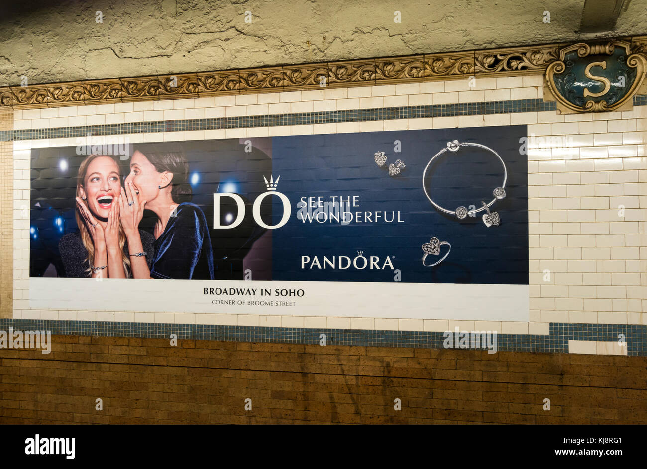 Un grande poster orizzontale per il negozio di gioielli Pandora a SoHo, New York City Foto Stock