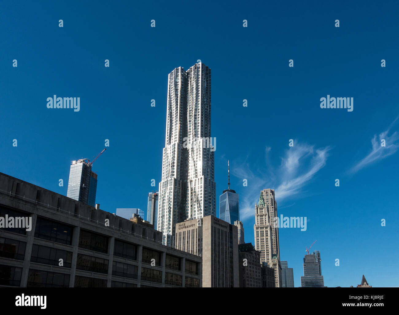 8 Spruce Street, una moderna struttura progettata da Frank Gehry, noto anche come Beekman Tower e New York da Gehry Foto Stock