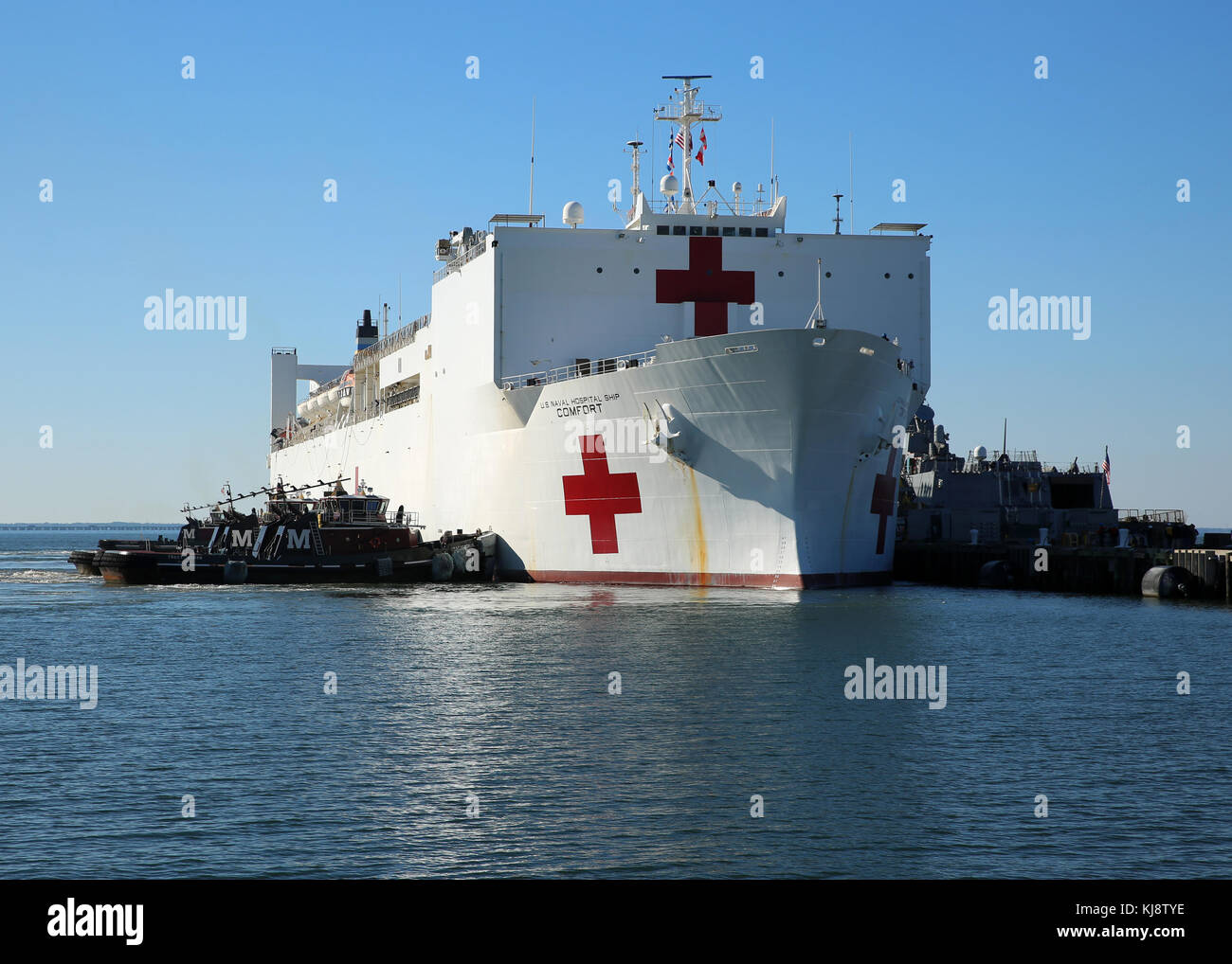 Sealift militare del comando nave ospedale USNS Comfort (T-AH 20) tira nella stazione navale di Norfolk, Foto Stock