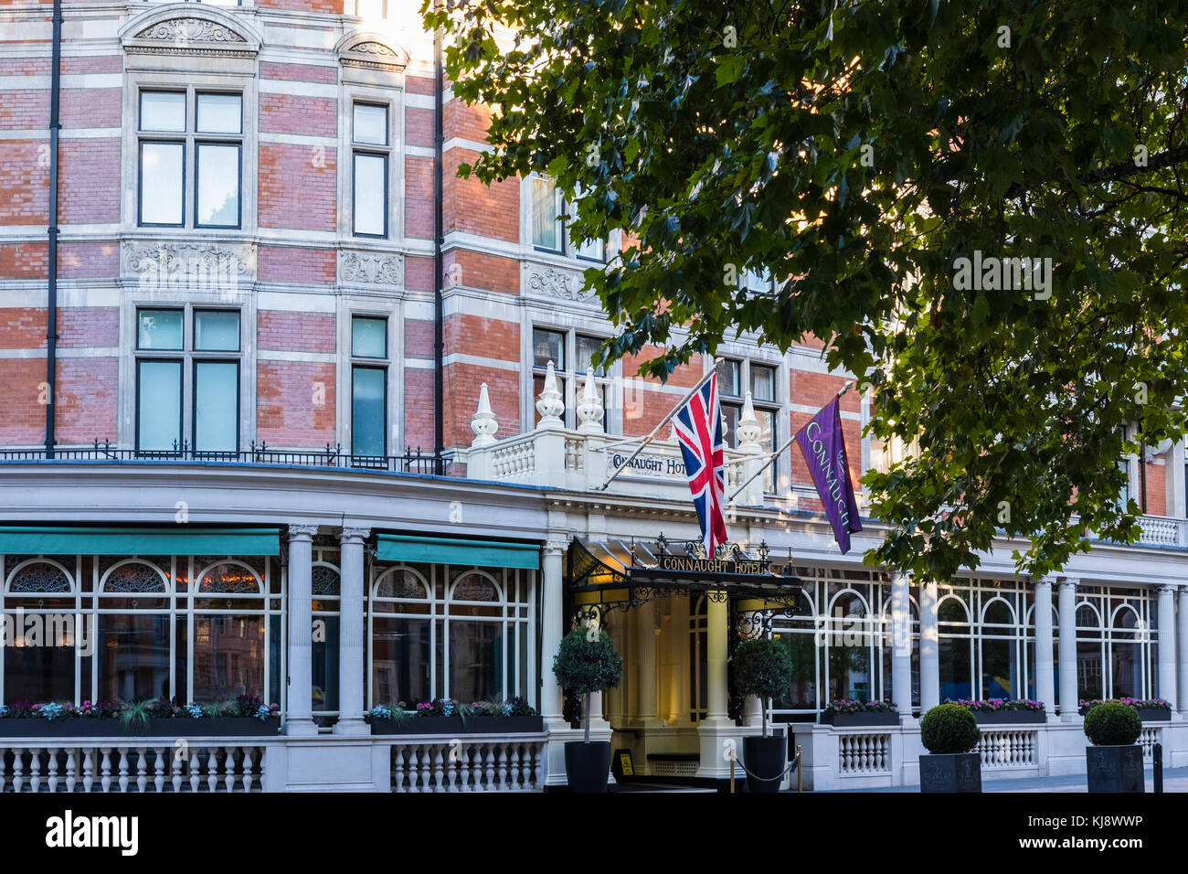 Il Connaught è un hotel a cinque stelle situato in Carlos Place, Mayfair, London, England, Regno Unito Foto Stock