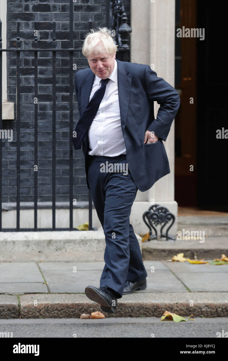 Il Segretario agli Esteri Boris Johnson lascia Downing Street, Londra, dopo una riunione del Gabinetto precedente al bilancio. Foto Stock