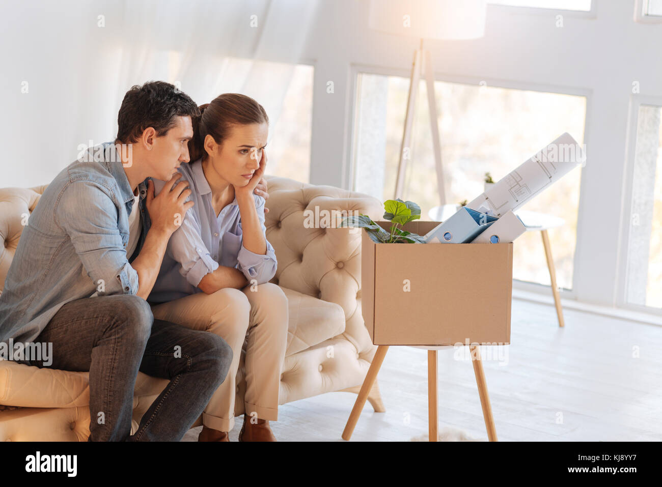 Triste donna emotiva superando il suo tasso di disoccupazione con un tipo marito Foto Stock