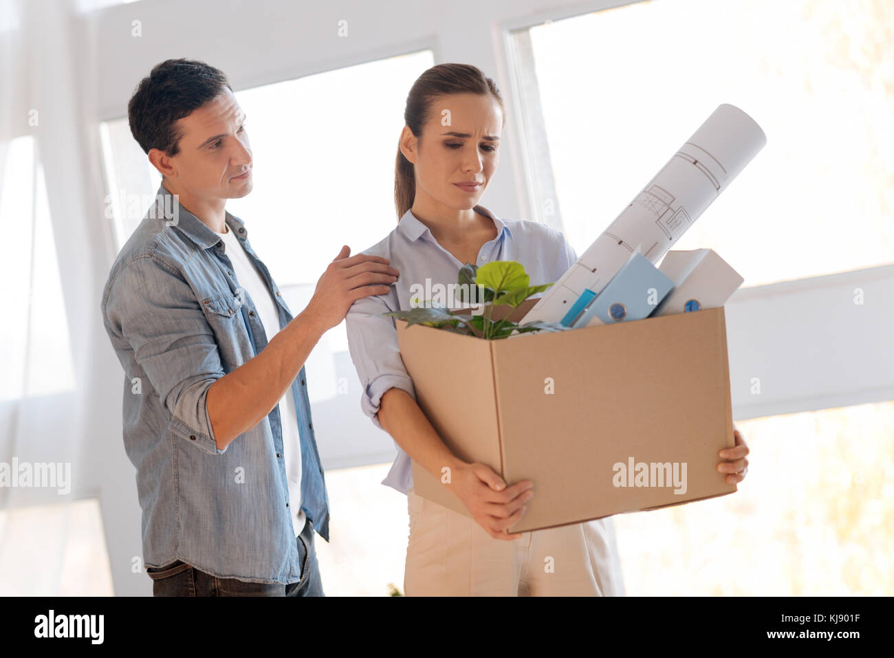 Amare luomo toccando la spalla del suo sconvolto respinto moglie Foto Stock