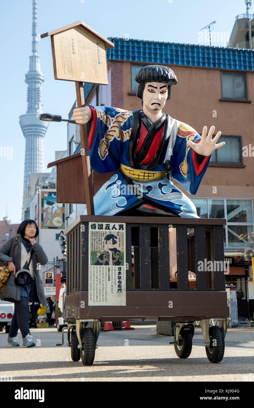 Giappone, Tokyo, Nov 18 2016, la statua mobile di un contadino giapponese tradizionale nel periodo medievale in costume street vicino al tempio di Sensoji, Tokyo, jap Foto Stock