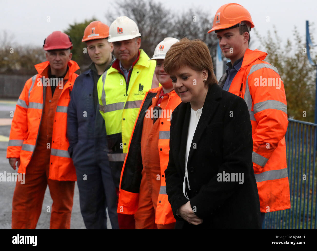 Il primo Ministro Nicola Sturgeon parla con i lavoratori di una piattaforma di osservazione durante una visita a Burntisland Fabrications Ltd (BiFab) in metil a Fife. Foto Stock