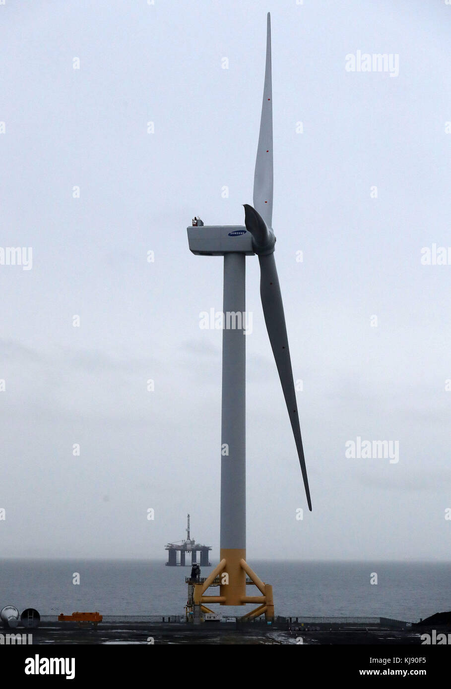 Una turbina eolica si trova in un cantiere prima di una visita del primo ministro Nicola Sturgeon a Burntisland Fabrications Ltd (BiFab) in metil a Fife. Foto Stock