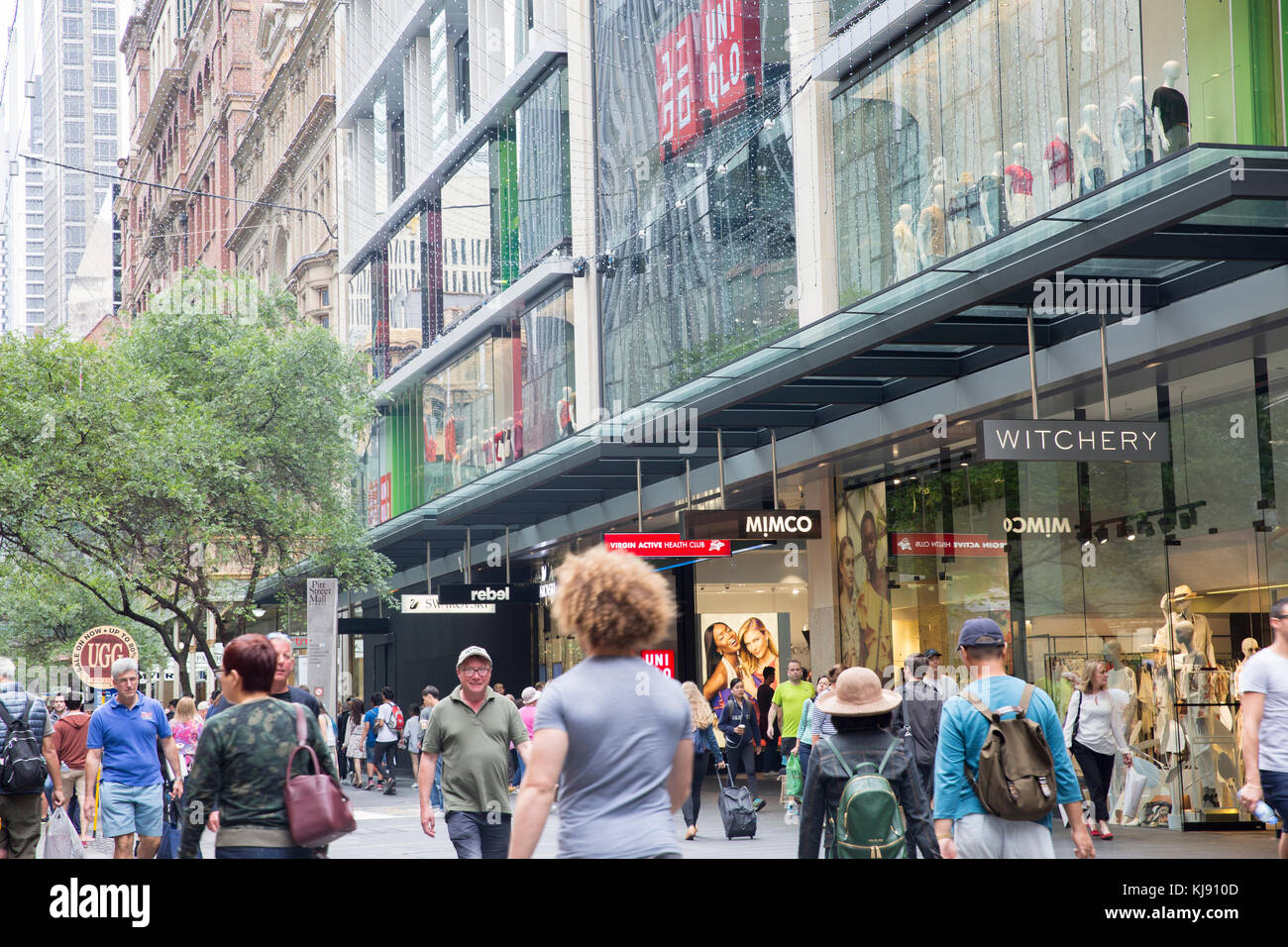 Persone facendo shopping natalizio in Pitt Street, il centro cittadino di Sydney, Australia Foto Stock