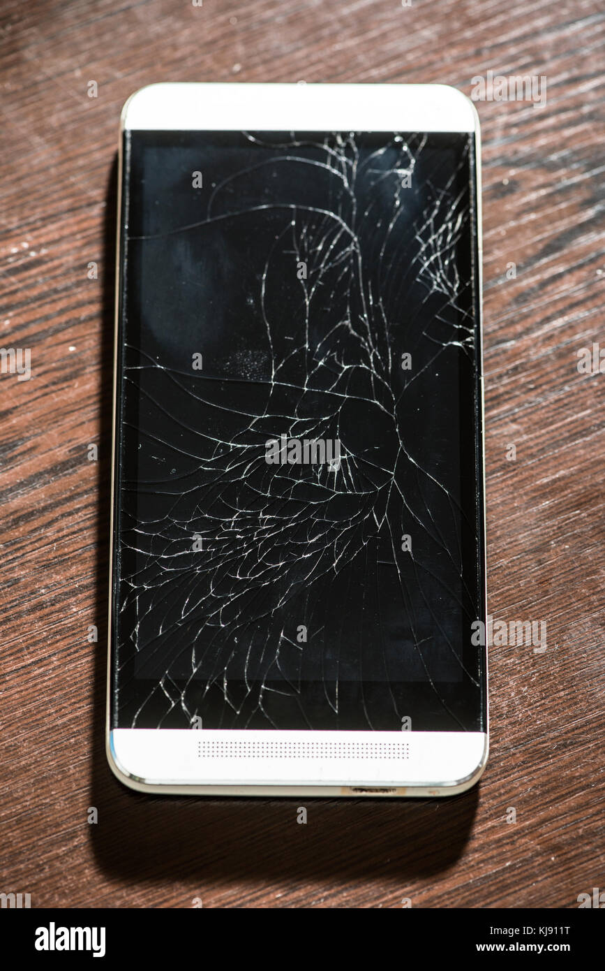 Incrinato smart phone schermo. telefono rotto display luce della finestra  Foto stock - Alamy