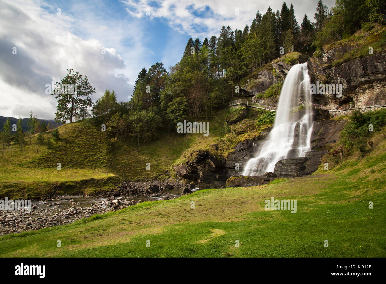 Cascata steinsdalsfossen in norheimsund, Norvegia. Foto Stock