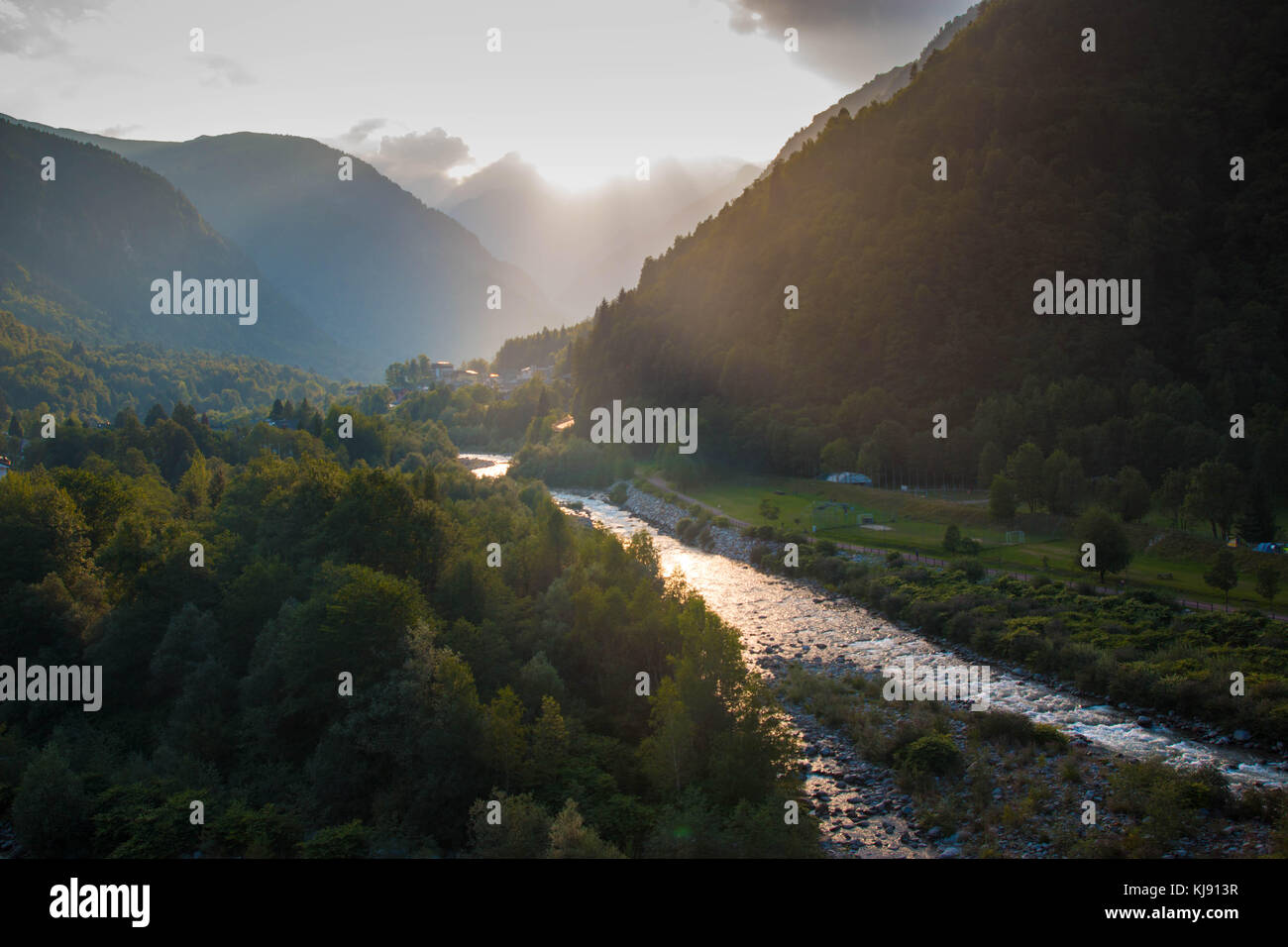 Il Sesia River Valley in Scopello, Piemonte, Italia. Foto Stock