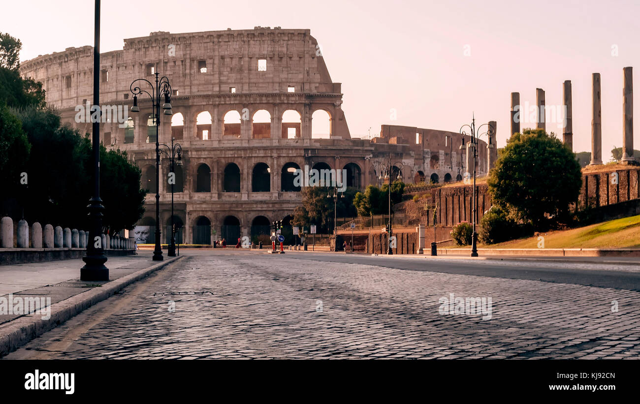 Colosseo di sunrise, Roma, Italia Foto Stock