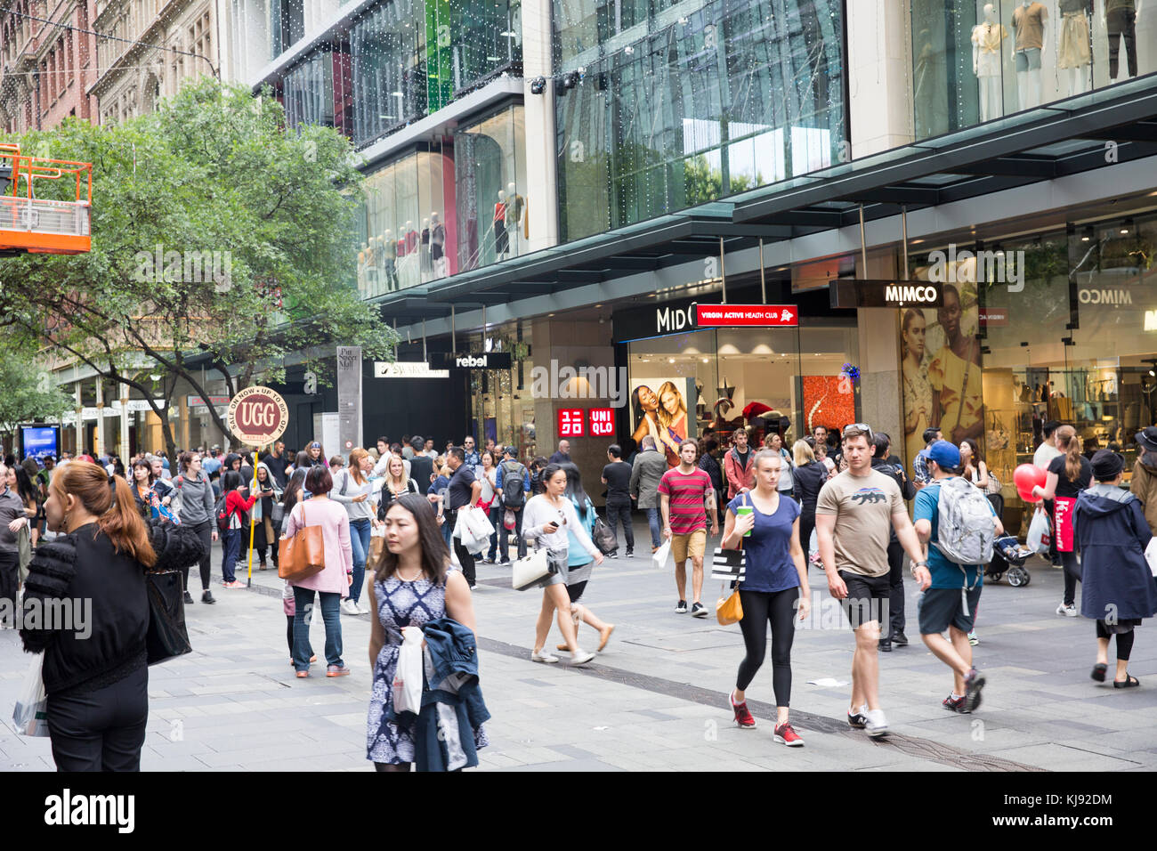 Persone facendo shopping natalizio in Pitt Street, il centro cittadino di Sydney, Australia Foto Stock