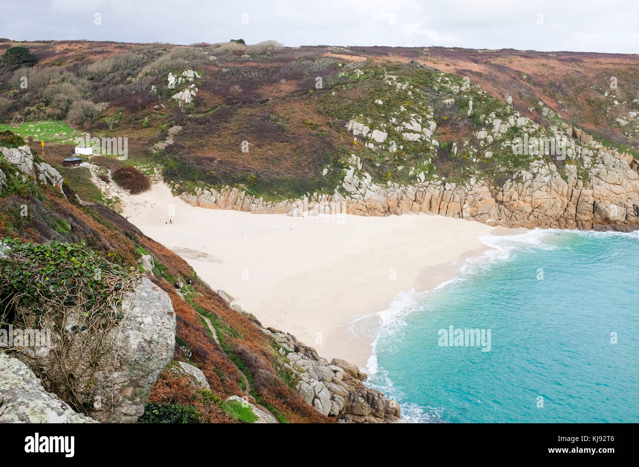 La spiaggia al porthcurno visto dal teatro minack costruito nella roccia a porthcurno in Cornovaglia Foto Stock