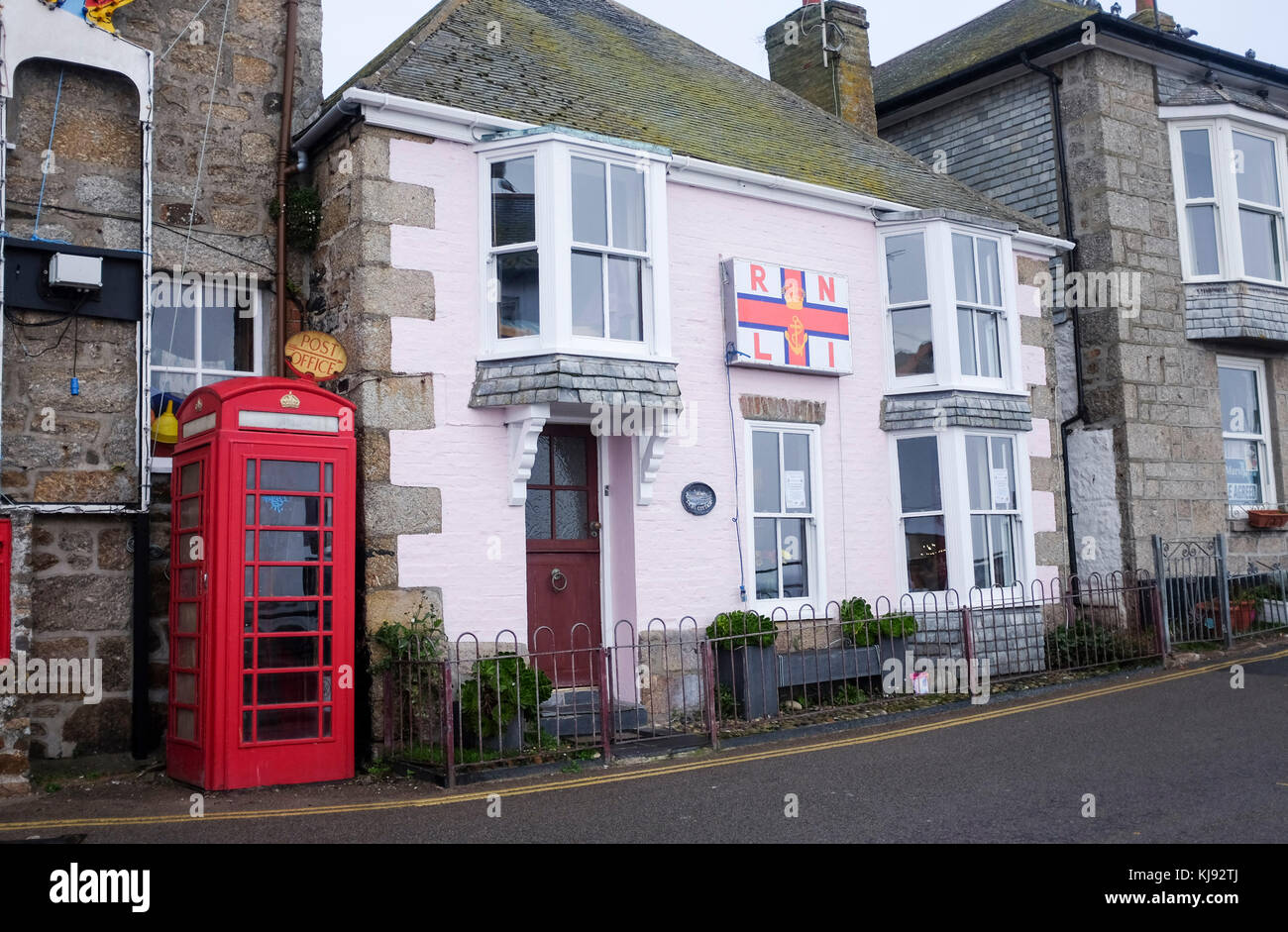 Il piccolo villaggio di pescatori e il porto di Mousehole sulla costa della Cornovaglia Regno Unito - la fotografia RNLI scattata da Simon Dack Foto Stock