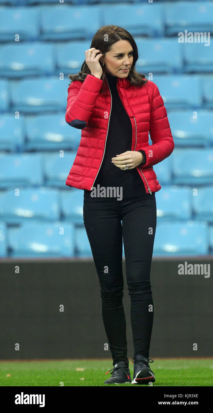 La Duchessa di Cambridge presso il campo da golf Villa Park della squadra di calcio Aston Villa a Birmingham. Foto Stock