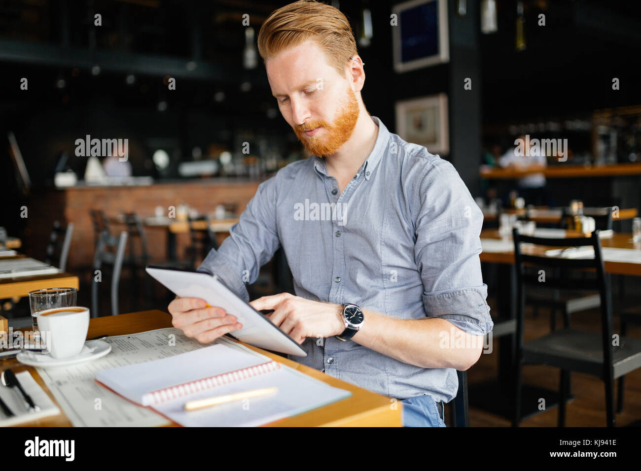 Imprenditore azienda tablet Foto Stock
