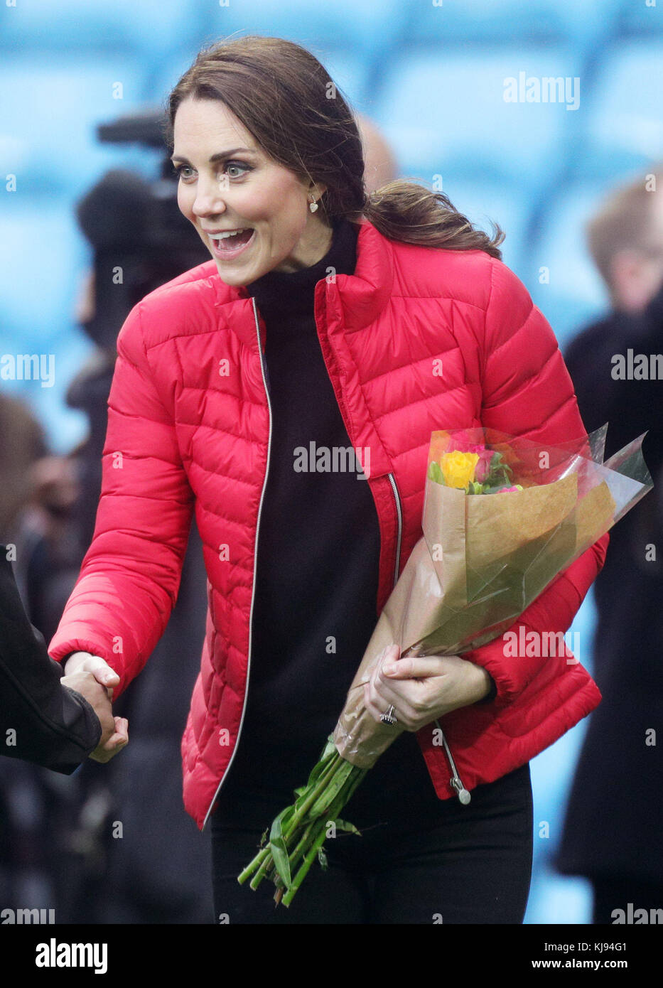 La Duchessa di Cambridge è fiorita durante una visita al Villa Park Ground del club di calcio Aston Villa a Birmingham. Foto Stock