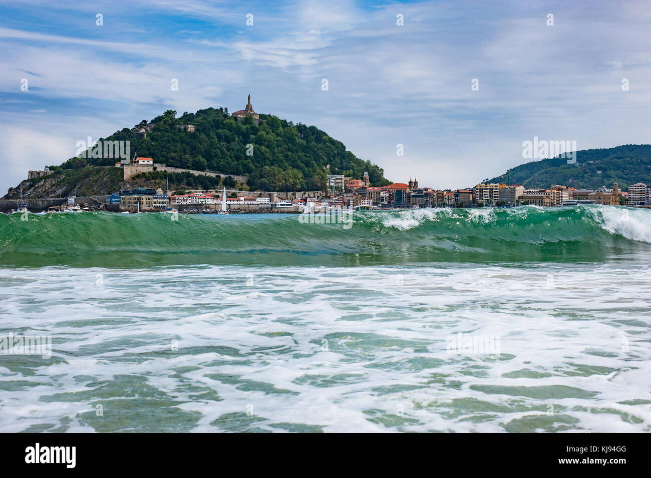 Bella onde turchesi frantumazione su una spiaggia di una piccola cittadina spagnola di san sebastian Foto Stock