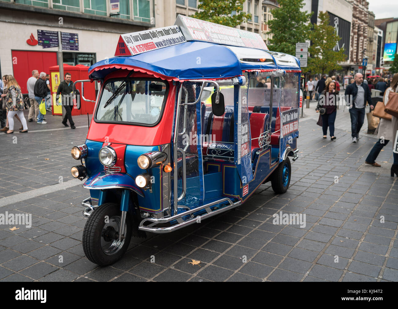 Tuk-tuk moto taxi sulla strada di Liverpool City Centre il 10 ottobre 2015. Questo moto-taxi chiamato tuk-tuk è una nuova attrazione turistica Foto Stock