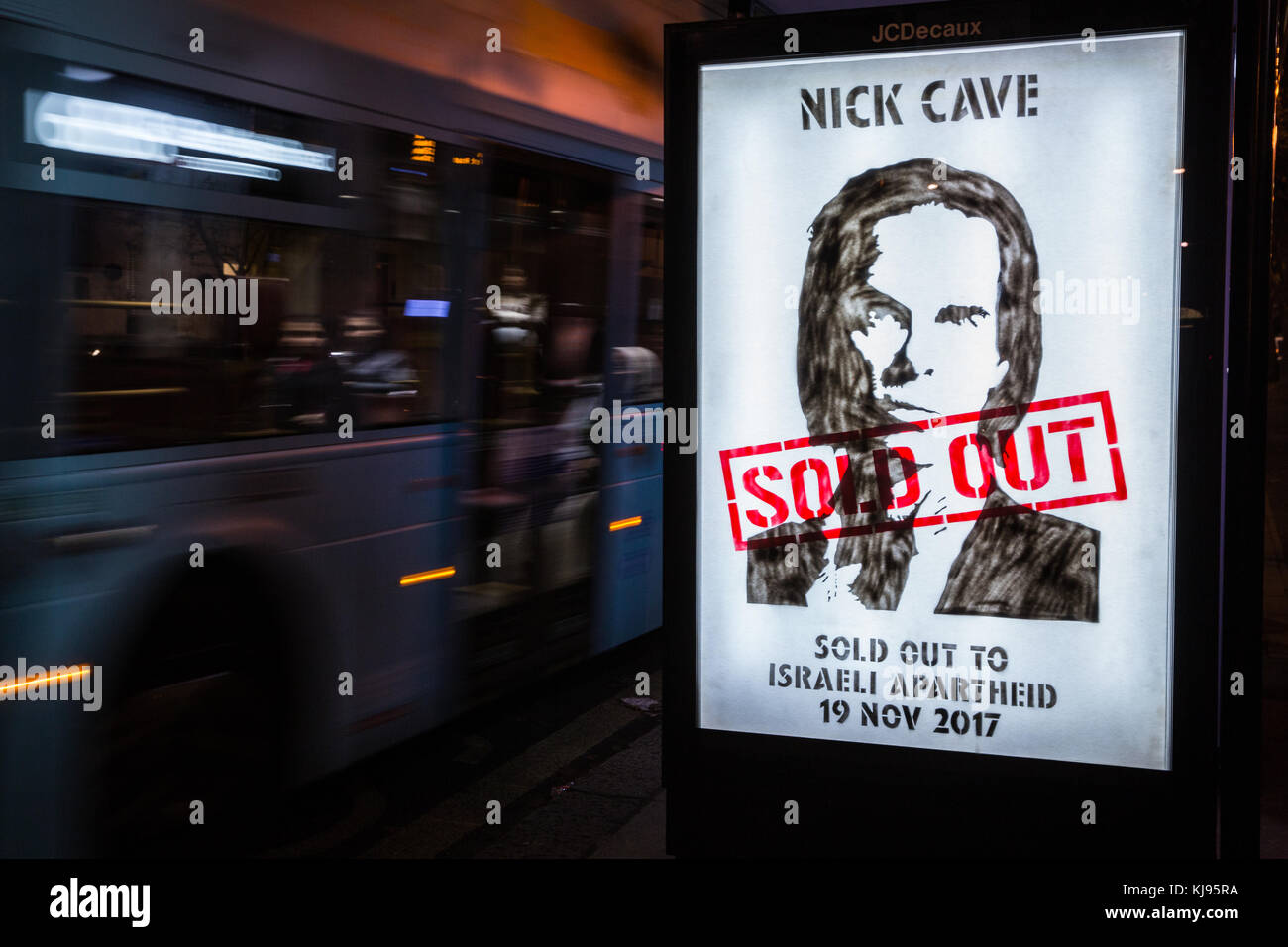 Londra, Regno Unito. 21 novembre, 2017. protesta stencil accusando il cantante australiano nick cave di "vendita all' sono apparsi su Londra dopo la sua dichiarazione che ha effettuato in Israele a causa del "bds movement". bds (boicottaggio disinvestimento sanzioni) è un palestinese di movimento a led per la libertà, la giustizia e l uguaglianza a sostenere il principio che i palestinesi hanno diritto agli stessi diritti come il resto dell'umanità. la campagna palestinese per il mondo accademico e il boicottaggio culturale di Israele è stato un membro fondatore della bds palestinese comitato nazionale. Credito: mark kerrison/alamy live news Foto Stock