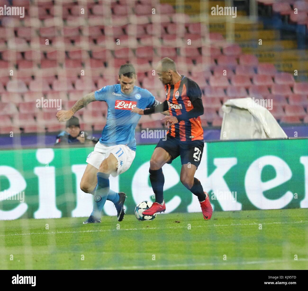 Novembre 21, 2017 - Italia, Napoli Novembre 21, Napoli vince contro Shakhtar Donetsk per 3 a 0 in una fase del gioco cristiano può e alimentato Taison sono batting per vincere la palla sotto il credito netto: Zumapress/ZUMA filo/Alamy Live News Foto Stock