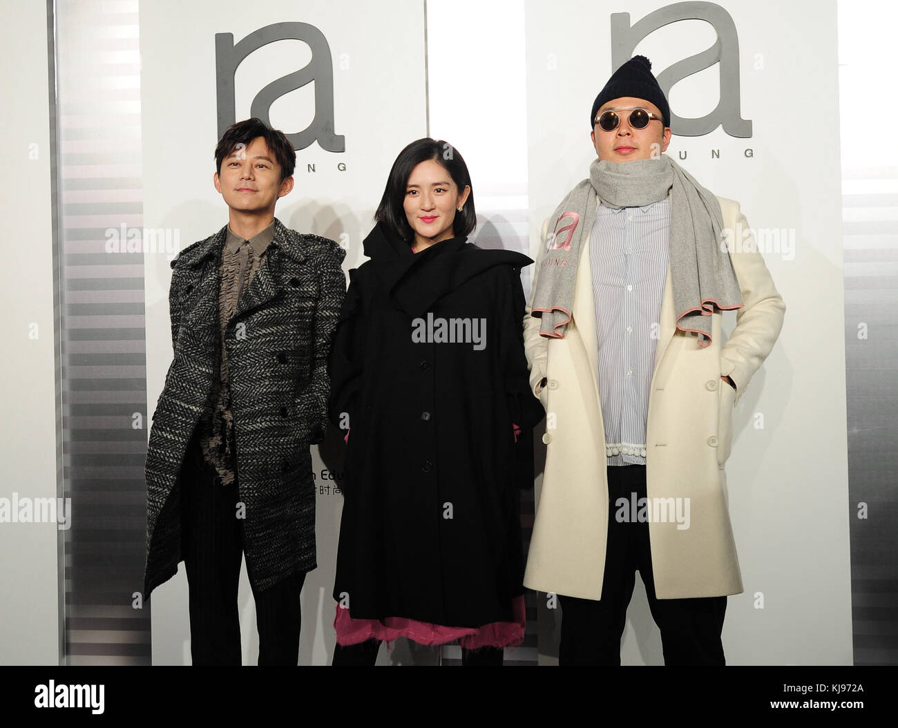 Shanghai, Shanghai, Cina. 21 novembre 2017. Shanghai, CINA-21 novembre 2017: (SOLO PER USO EDITORIALE. CHINA OUT). L'hostess cinese Xie Na presenta il suo nuovo marchio alla sfilata di moda di Shanghai, 21 novembre 2017. Alla sfilata hanno partecipato anche He Jiong e Du Haitao. Crediti: SIPA Asia/ZUMA Wire/Alamy Live News Foto Stock