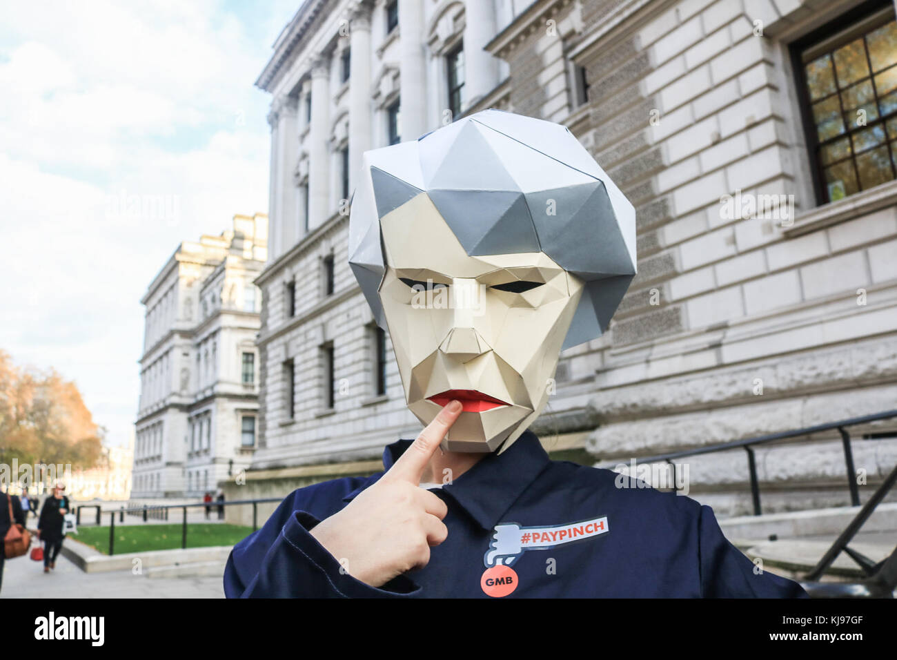 Londra, Regno Unito. 22 nov, 2017. gmb europea membri vestito come "Theresa Maggio" maybot memi protestare contro il governo di austerità e le retribuzioni del settore pubblico tagli come cancelliere philip hammond si prepara a consegnare il suo bilancio al Parlamento credito: amer ghazzal/alamy live news Foto Stock