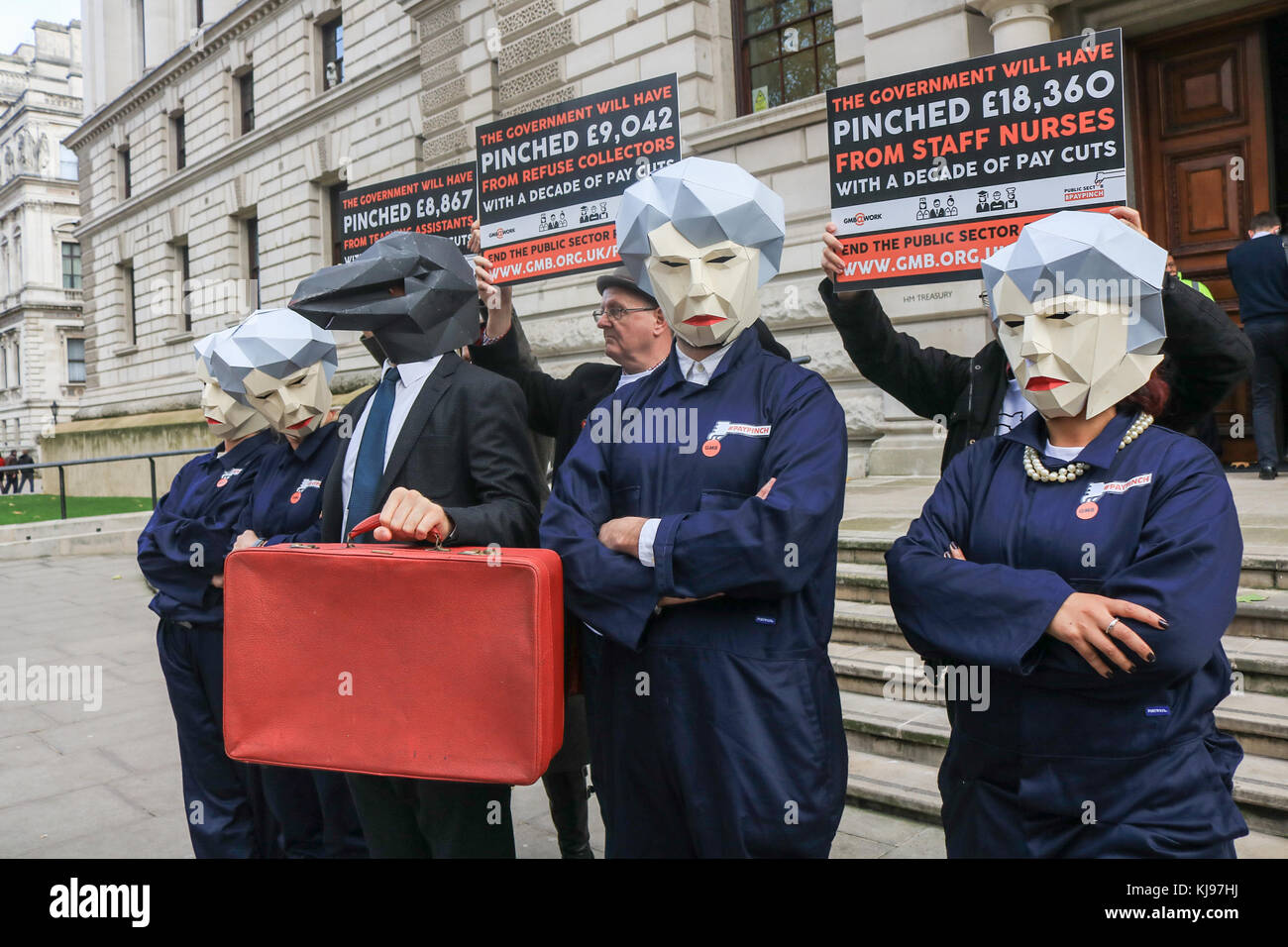 Londra, Regno Unito. 22 nov, 2017. gmb europea membri vestito come "Theresa Maggio" maybot memi protestare contro il governo di austerità e le retribuzioni del settore pubblico tagli come cancelliere philip hammond si prepara a consegnare il suo bilancio al Parlamento credito: amer ghazzal/alamy live news Foto Stock