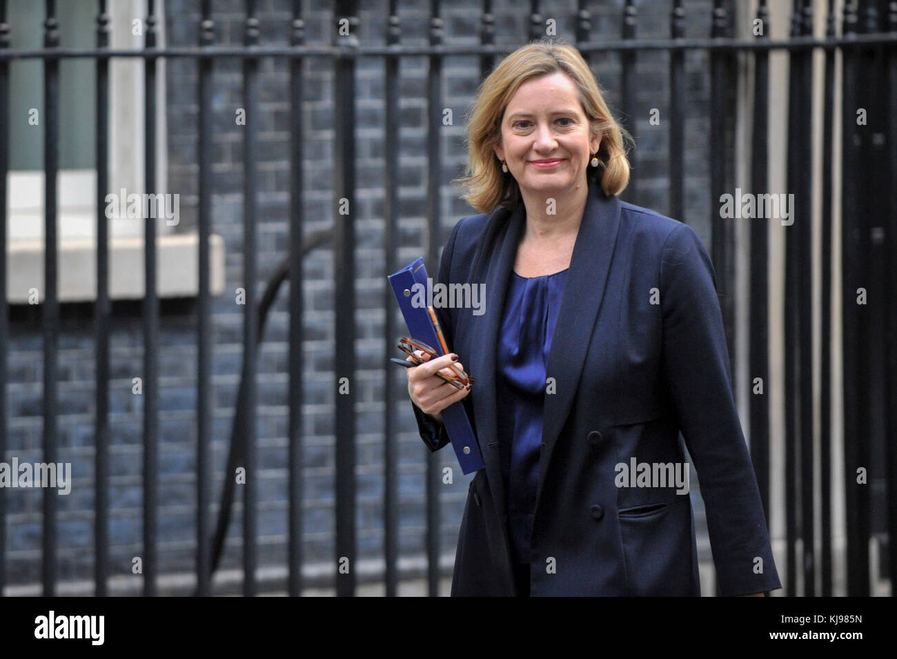 Londra, Regno Unito. Il 22 novembre 2017. Ambra Rudd, Home Secretary, lascia il numero 10 di Downing Street davanti a Philip Hammond offrendo l'autunno bilancio al Parlamento. Credito: Stephen Chung / Alamy Live News Foto Stock