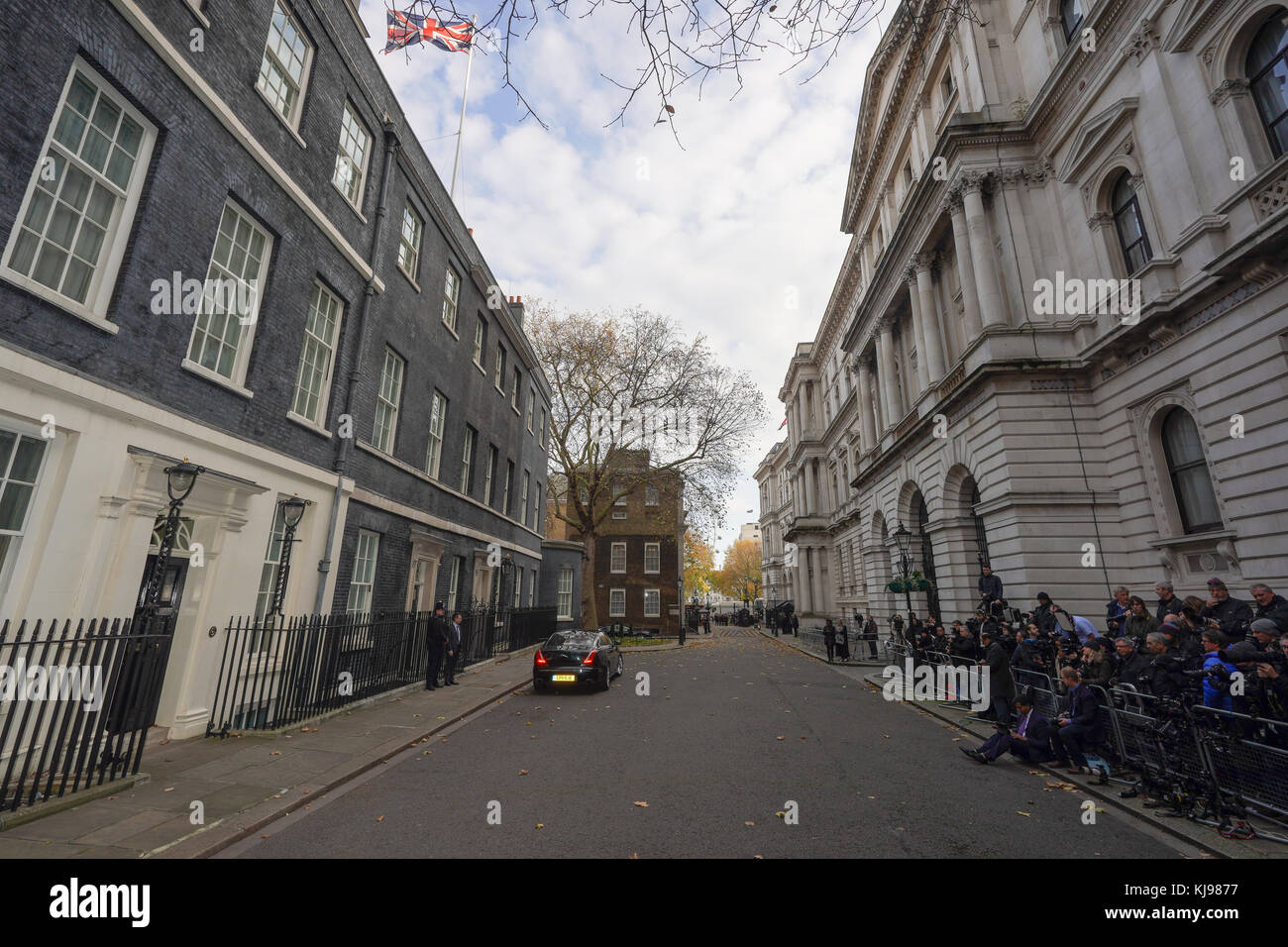 Londra, Regno Unito. 22 nov, 2017. la scena a Downing Street, Londra, pochi minuti prima di philip hammond, il cancelliere dello scacchiere emersa per andare alla House of Commons per consegnare il suo bilancio. photo data: mercoledì 22 novembre, 2017. Credito: roger garfield/alamy live news Foto Stock