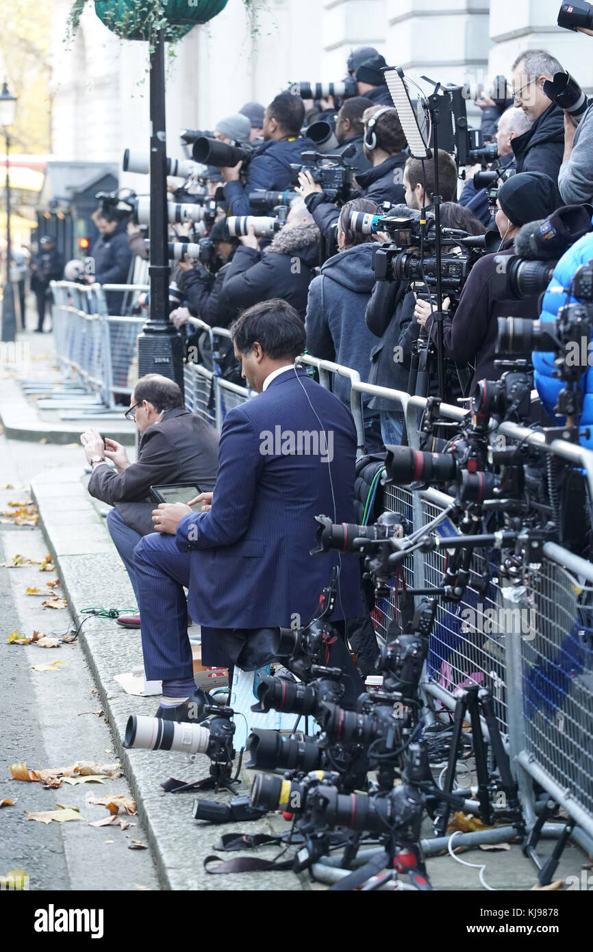 Londra, Regno Unito. 22 nov, 2017. fotografi e giornalisti si riuniscono a Downing Street, Londra, pochi minuti prima di philip hammond, il cancelliere dello scacchiere emersa per andare alla House of Commons per consegnare il suo bilancio. photo data: mercoledì 22 novembre, 2017. Credito: roger garfield/alamy live news Foto Stock