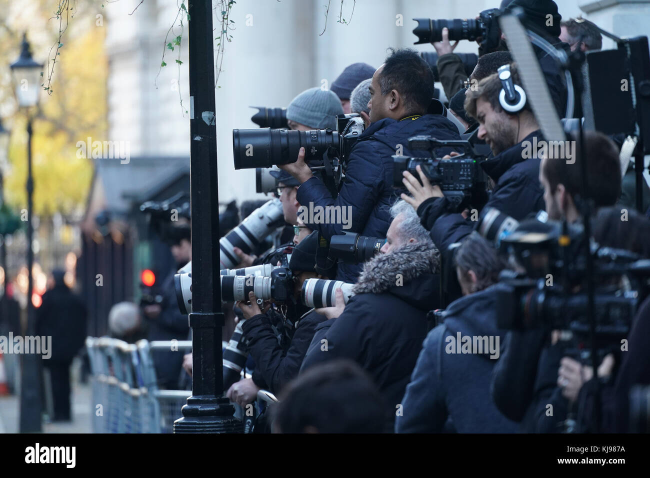Londra, Regno Unito. 22 nov, 2017. fotografi e giornalisti si riuniscono a Downing Street, Londra, pochi minuti prima di philip hammond, il cancelliere dello scacchiere emersa per andare alla House of Commons per consegnare il suo bilancio. photo data: mercoledì 22 novembre, 2017. Credito: roger garfield/alamy live news Foto Stock