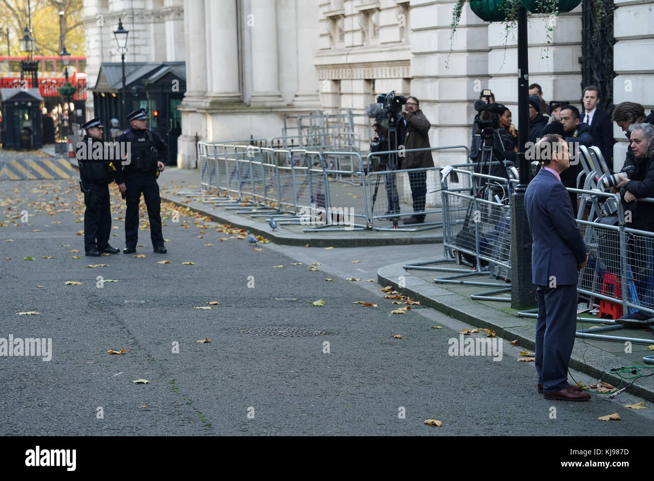 Londra, Regno Unito. 22 nov, 2017. la scena a Downing Street, Londra, pochi minuti prima di philip hammond, il cancelliere dello scacchiere emersa per andare alla House of Commons per consegnare il suo bilancio. photo data: mercoledì 22 novembre, 2017. Credito: roger garfield/alamy live news Foto Stock