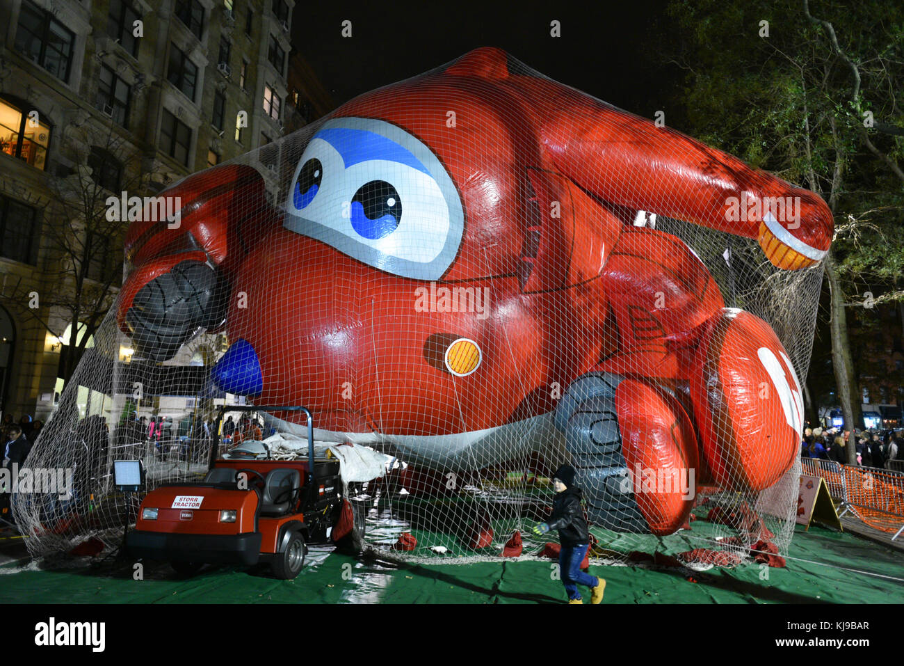 New York, Stati Uniti. 22nd novembre 2017. La mongolfiera su Super Wings' Jett è gonfiata per prepararsi alla parata annuale del giorno del Ringraziamento di Macy's 91st il 22 novembre 2017 a New York City. Credito: Erik Pendzich/Alamy Live News Foto Stock