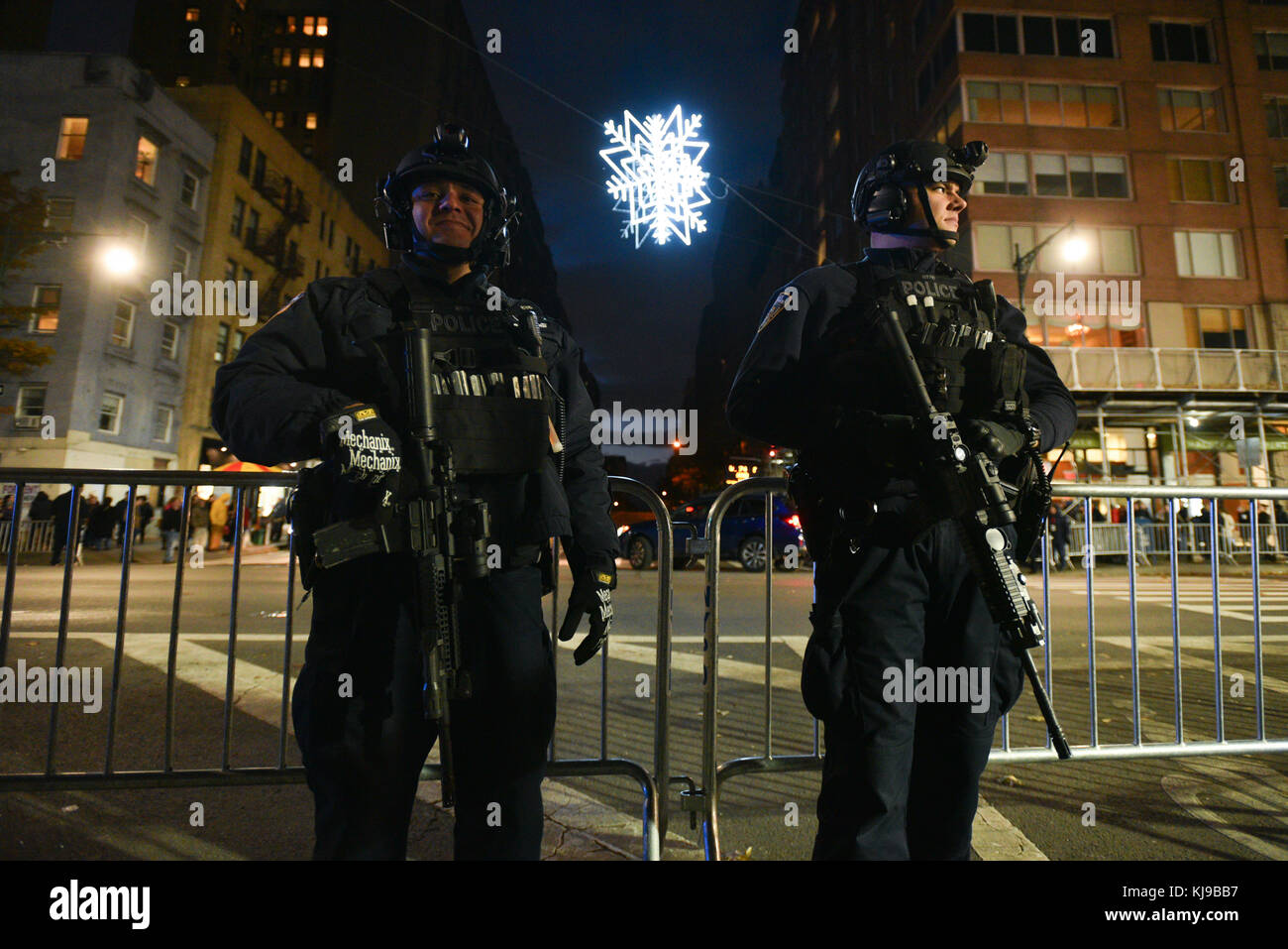 New York, Stati Uniti. 22nd novembre 2017. I funzionari di polizia si stanno preparando per la 91st Parata annuale del giorno del Ringraziamento del Macy il 22 novembre 2017 a New York City. Credito: Erik Pendzich/Alamy Live News Foto Stock