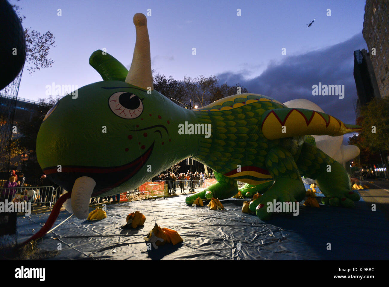 New York, Stati Uniti. 22nd novembre 2017. Rex La mongolfiera Happy Dragon è gonfiata per prepararsi alla 91st Parata annuale del giorno del Ringraziamento di Macy il 22 novembre 2017 a New York City. Credito: Erik Pendzich/Alamy Live News Foto Stock