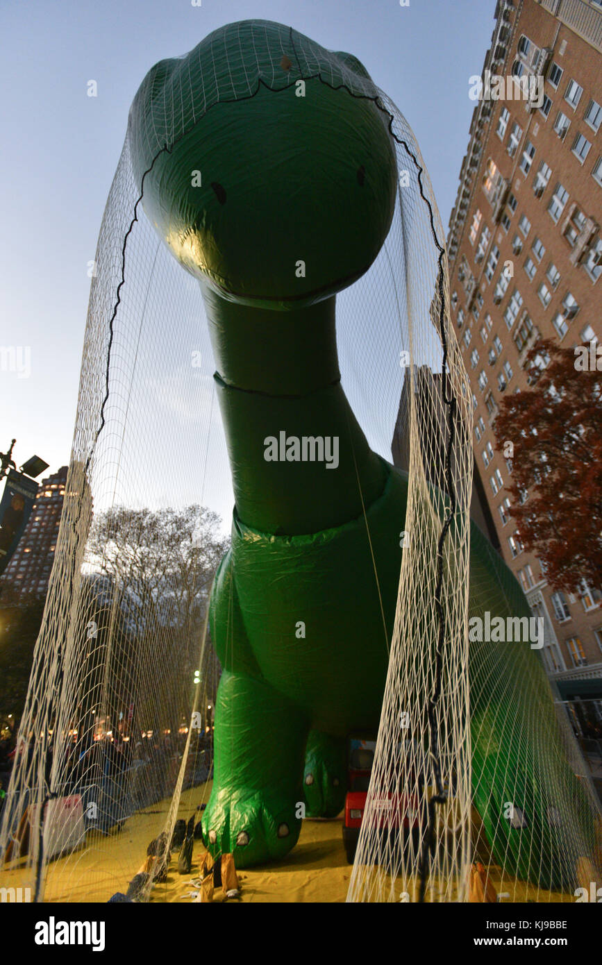 New York, Stati Uniti. 22nd novembre 2017. La mongolfiera di Sinclair è gonfiata per prepararsi alla 91st edizione della parata del giorno del Ringraziamento del Macy's il 22 novembre 2017 a New York City. Credito: Erik Pendzich/Alamy Live News Foto Stock