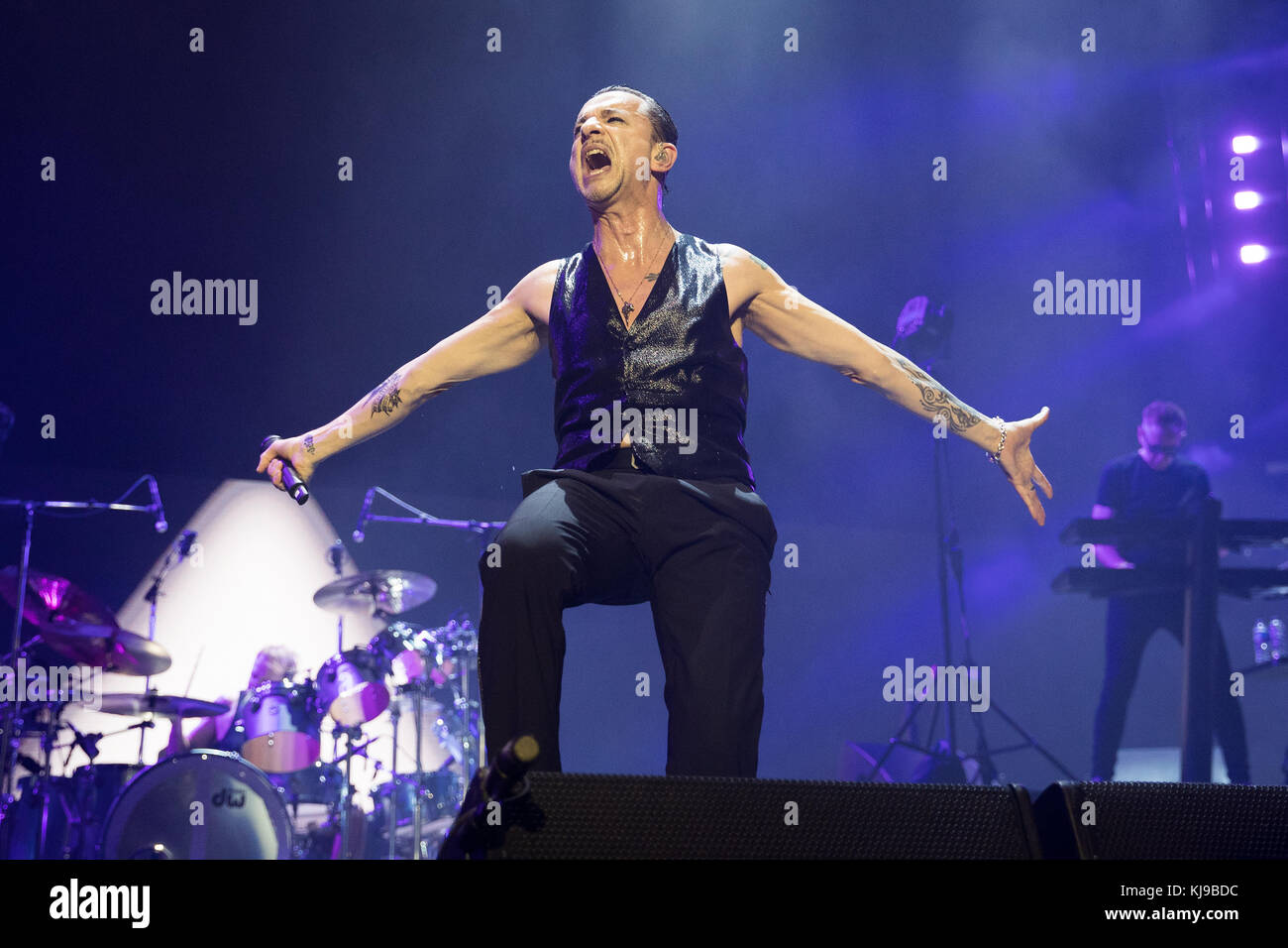 Londra, Regno Unito. 22 Novembre, 2017. Dave Gahan dei Depeche Mode esegue all'O2 Arena di Londra, Inghilterra. Credito: Jason Richardson/Alamy Live News Foto Stock