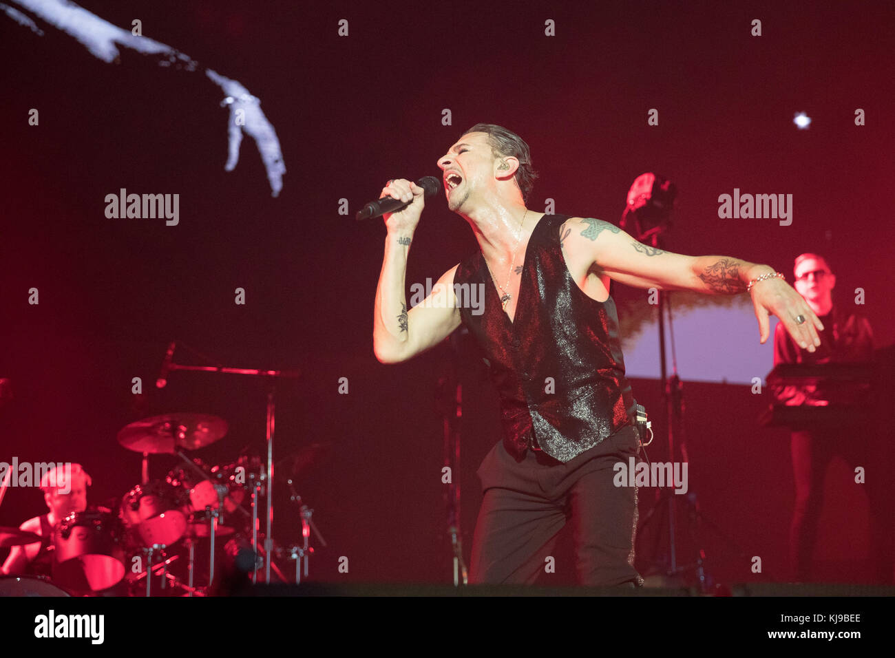 Londra, Regno Unito. 22 Novembre, 2017. Andy Fletcher e Dave Gahan dei Depeche Mode esegue all'O2 Arena di Londra, Inghilterra. Credito: Jason Richardson/Alamy Live News Foto Stock